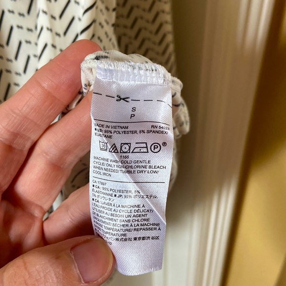 NWT BR Factory cream with black designs top - Picture 4 of 4